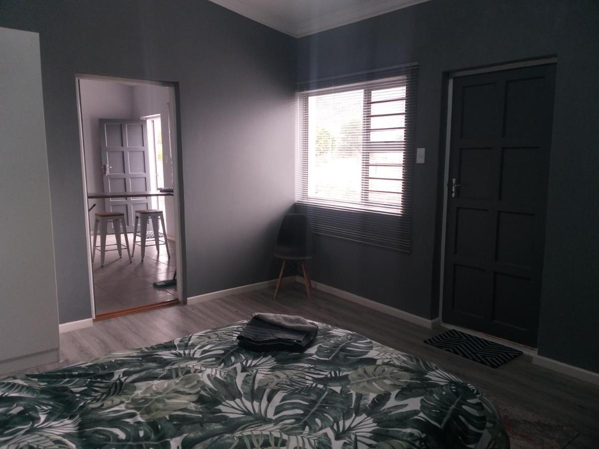Apartamento Tj Self-Catering Graaff-Reinet Exterior foto