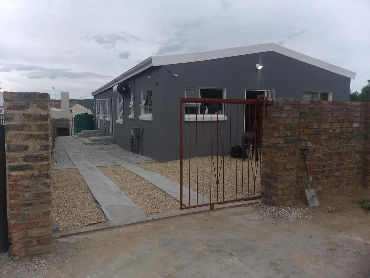 Apartamento Tj Self-Catering Graaff-Reinet Exterior foto