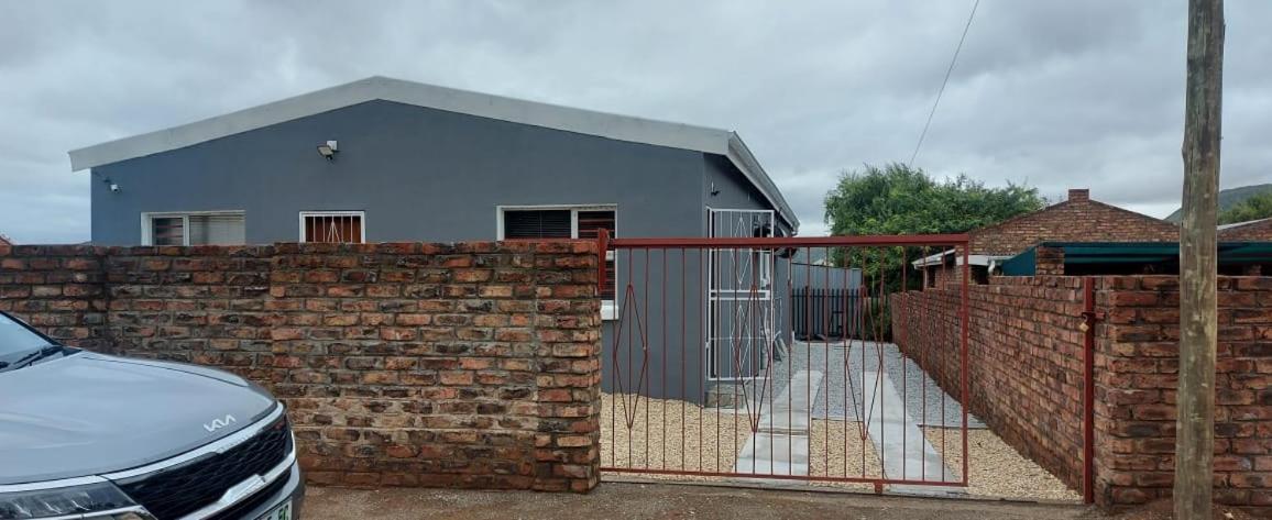 Apartamento Tj Self-Catering Graaff-Reinet Exterior foto
